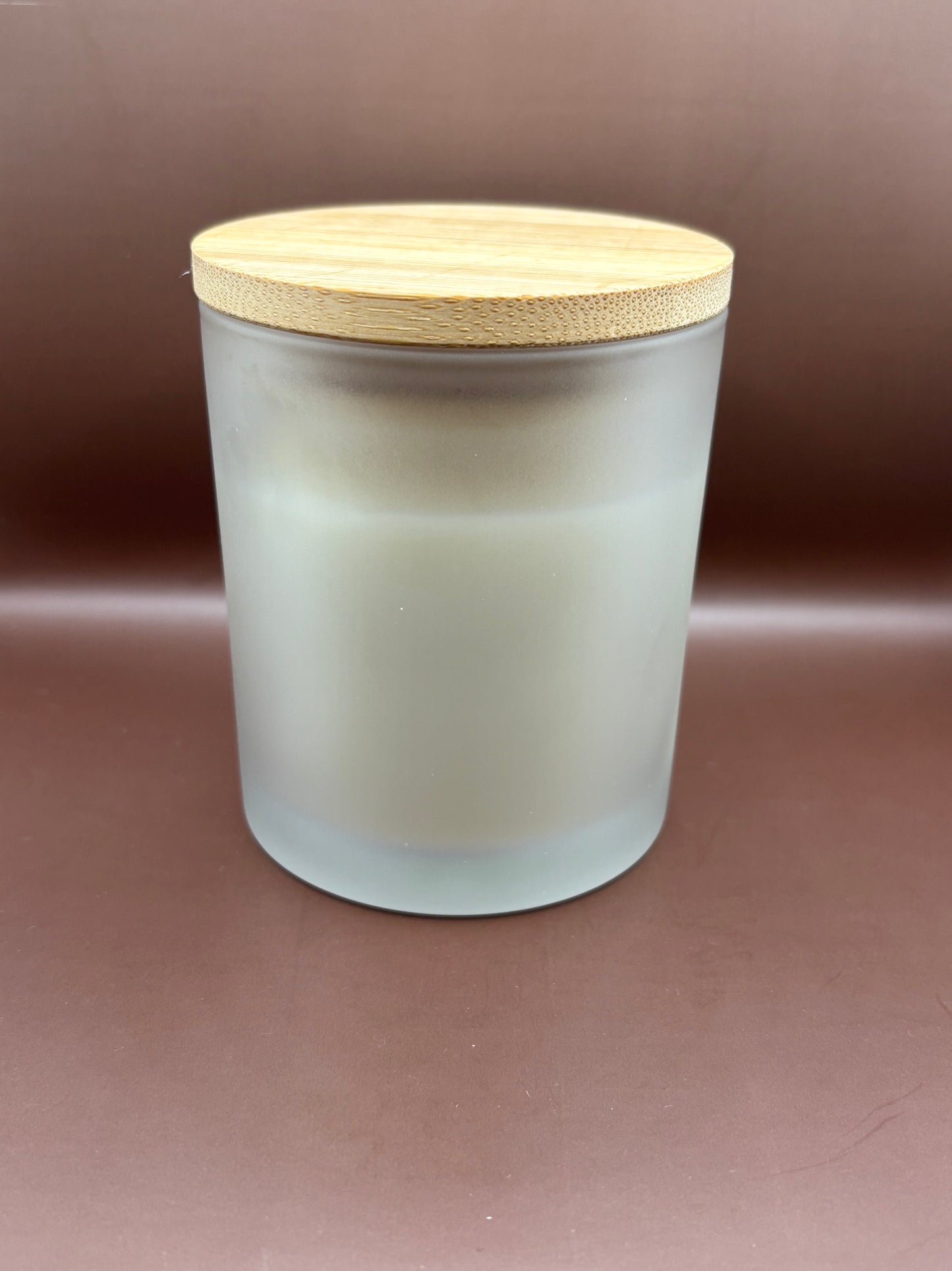 Velas de cera de soja perfumadas de 7 oz en un frasco de vidrio blanco esmerilado.
