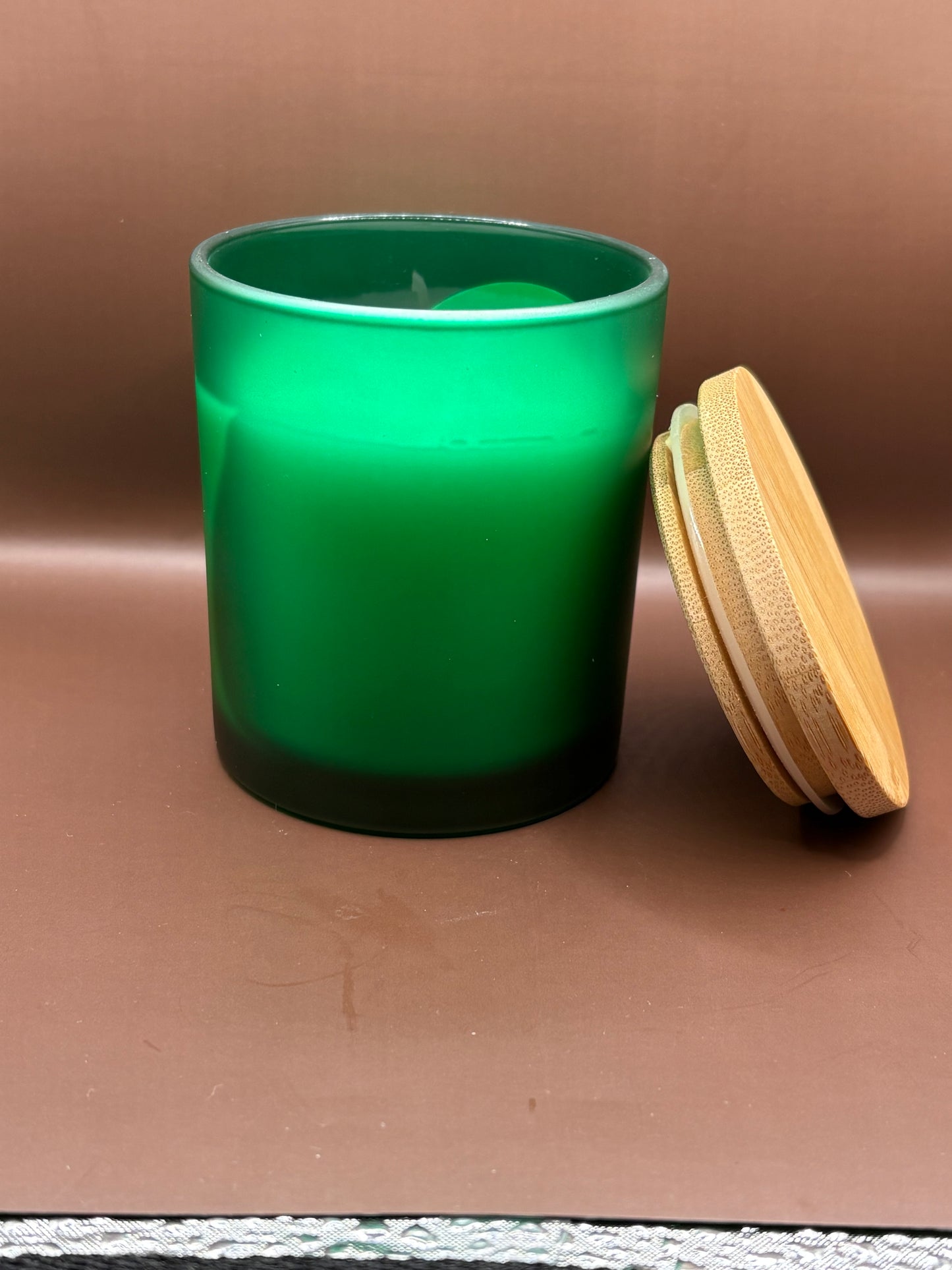 Velas de cera de soja perfumadas de 7 oz en un frasco de vidrio blanco esmerilado.